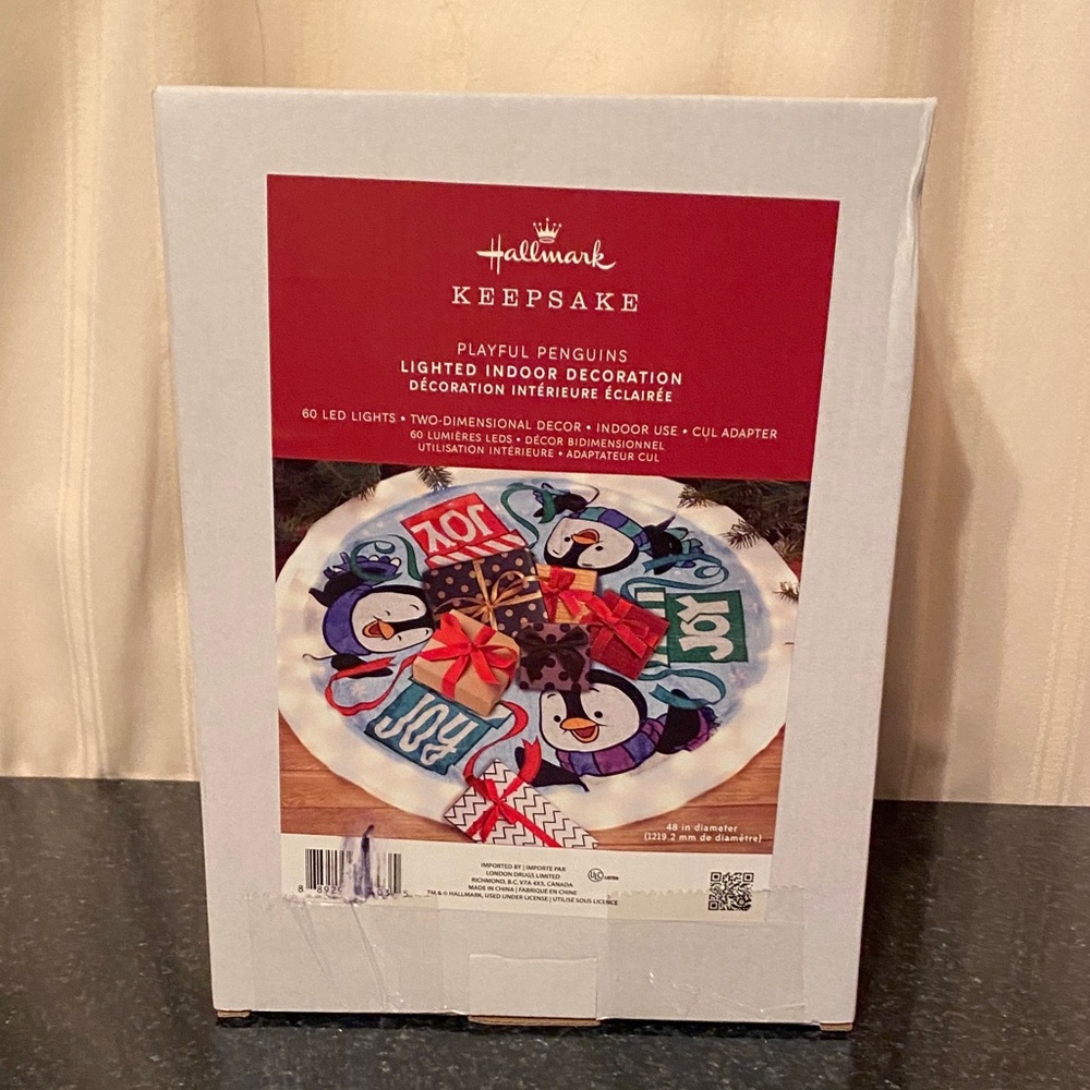 New! Hallmark Keepsake Lighted Penguin Decor